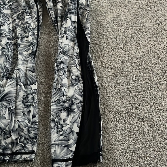 Lululemon pattern leggings with mesh sides - Picture 3 of 7